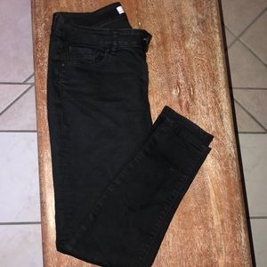 Curvy skinny black denim jeans just for you!